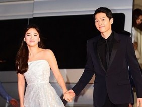 Song Joong Ki và Song Hye Kyo tay trong tay tình tứ trên thảm đỏ Baeksang