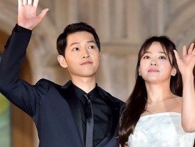 Khoảnh khắc Song Joong Ki âm thầm nắm tay Song Hye Kyo gây bão