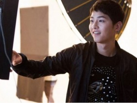 SONG JOONG KI THÀNH CHÚ ONG ĐẸP TRAI VÀ CHĂM CHỈ CHO KOLON SPORTS