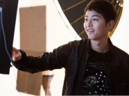 SONG JOONG KI THÀNH CHÚ ONG ĐẸP TRAI VÀ CHĂM CHỈ CHO KOLON SPORTS