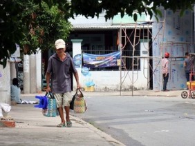 Cha già 97 tuổi: 'Bánh ú đây' khắp ngõ Sài Gòn; nuôi 2 con gái