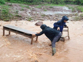 Những hình ảnh đối lập đến nghẹn lòng ngày 'toàn dân đưa trẻ đến trường'