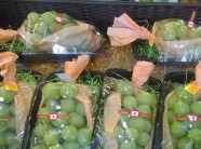 Sợ ăn nho Tàu, dân Hà Thành tranh mua nho Nhật giá "cắt cổ"