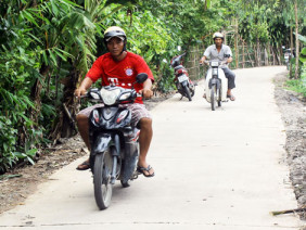 Làng Khmer bừng sáng từ những con đường mới