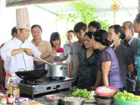 Làm nông trông… du lịch