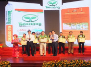 TIẾN NÔNG NHẬN “CÚ ĐÚP” TẠI LỄ TÔN VINH DOANH NHÂN VÀ SẢN PHẨM TIÊU BIỂU TỈNH THANH HÓA NĂM 2016