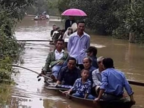 Hà Tĩnh: Bất chấp dòng nước lũ chú rể dùng thuyền đón dâu về nhà