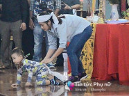 Xé lòng hình ảnh con trai khóc bò tìm cha trong tang lễ 3 phi công hi sinh