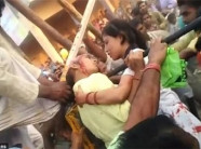 Mải mê tự sướng, nữ sinh khóc thét vì không còn tóc