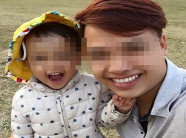 Chồng lặng người ôm con 6 tháng tuổi nhìn vợ bỏ theo nhân tình