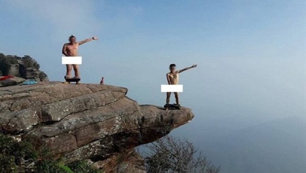 Hai phượt thủ gây bất bình khi chụp ảnh khỏa thân ở Sơn La