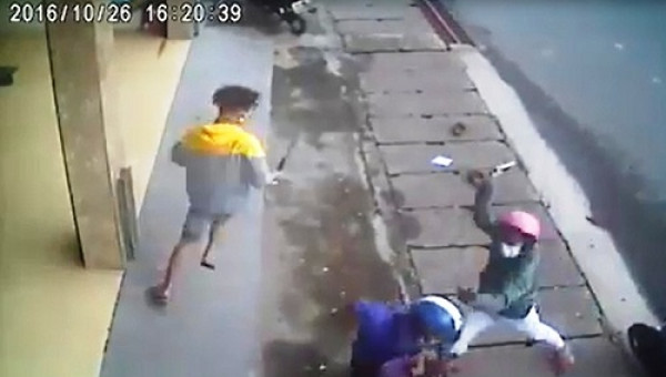 Thanh niên bị nhóm người bịt khẩu trang chém giữa phố