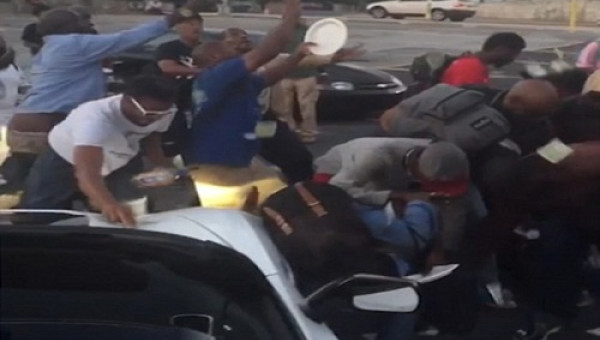 Chàng trai vung 660 triệu đồng vào đám đông gây ‘bão mạng’