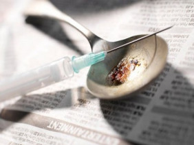 Mỹ: Mẹ và bạn trai tiêm heroin cho 3 con dễ ngủ