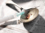 Mỹ: Mẹ và bạn trai tiêm heroin cho 3 con dễ ngủ