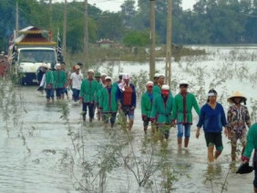 Xót xa cảnh hàng trăm người lội nước tiễn đưa nữ sinh bị lũ cuốn