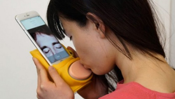 Ra mắt thiết bị hôn nhau qua mạng dành cho các cặp đôi yêu xa