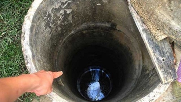 Đuổi gà, bé trai rơi xuống giếng sâu 10 m gãy cột sống
