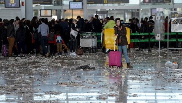 Vừa đặt chân đến sân bay, tất cả hành khách đều cảm thấy kinh ngạc tột độ vì 1 thứ