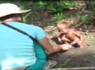 Một đoạn video ghi lại hình ảnh người đàn ông hành hạ dã man bé trai khoảng 2 tuổii.… khiến cư dân mạng phẫn nộ.