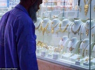 Miệt thị người đàn ông quét rác bốc mùi hôi thối, chủ tiệm vàng hối hận cả đời khi biết sự thật rằng…