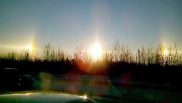 Ba 'Mặt Trời' rực sáng cùng lúc trên bầu trời