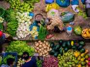 "Cái gục đầu" của bà cụ bán rau giữa chợ Sài Thành khiến đám đông dừng lại