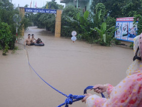 Giải cứu 4 cô giáo và 20 học sinh mầm non kẹt trong lũ