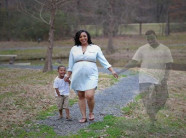 Người phụ nữ có thai kiên trì chụp ảnh với chồng đã mất, mọi người xem xong không cầm được nước mắt