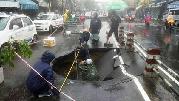 Nha Trang xuất hiện hố “tử thần” giữa đường chính