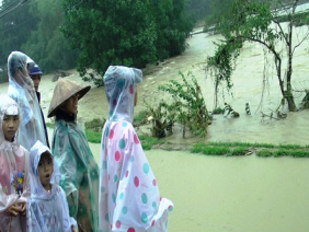 Hàng nghìn ngôi nhà đã bị lũ nhấn chìm ở các tỉnh từ Thừa Thiên Huế đến Khánh Hòa