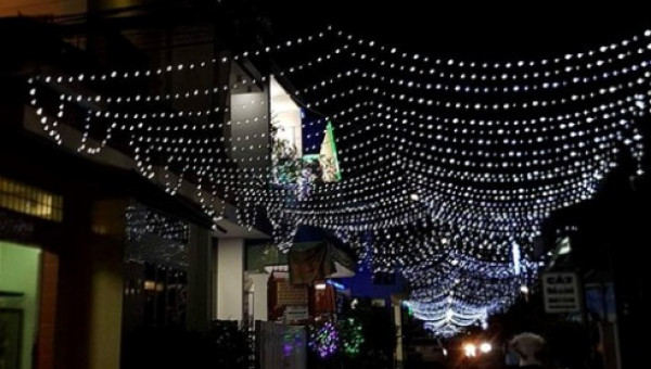 Hai vợ chồng bị điện giật từ đèn trang trí Noel