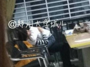 Cặp đôi TQ thản nhiên “ân ái” giữa thư viện trường