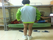 Diện mốt giấu quần, nam sinh khiến dân mạng khóc thét khi thấy thứ kinh dị này từ từ lòi ra