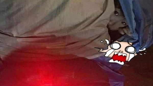 Chỉ vài giây dừng chờ đèn đỏ, người đàn ông này đã khiến cả quốc gia khóc thét khi tìm thấy điểm rùng rợn lấp ló trong áo