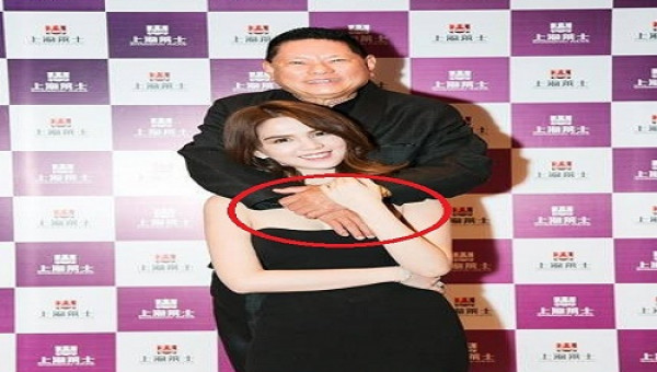 Vô tư đặt tay lên ngực Ngọc Trinh chụp ảnh, tỷ phú Hoàng Kiều có ngại?