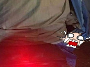 Chỉ vài giây dừng chờ đèn đỏ, người đàn ông này đã khiến cả quốc gia khóc thét khi tìm thấy điểm rùng rợn lấp ló trong áo