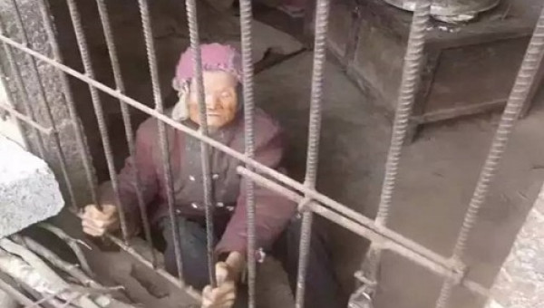 Không phân biệt nổi đây là chuồng lợn hay là căn phòng con trai và con dâu nhốt mẹ già 92 tuổi