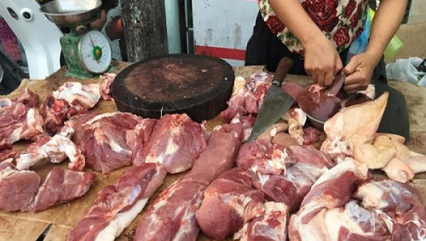 Thịt lợn rẻ nhất 10 năm: 1 kg thịt không bằng 1 cân khoai