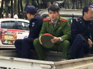 Dân mạng tìm kiếm chàng công an điển trai bị chụp lén