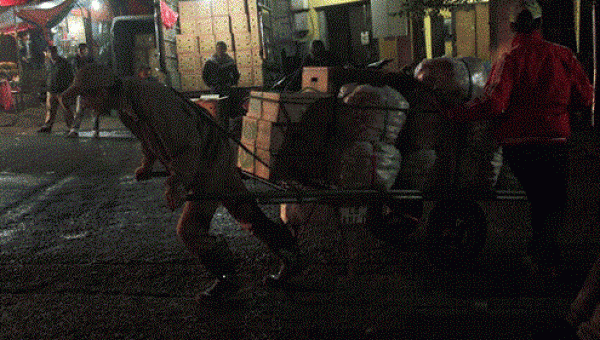 Lao động nghèo kiếm tiền triệu ngày cuối năm