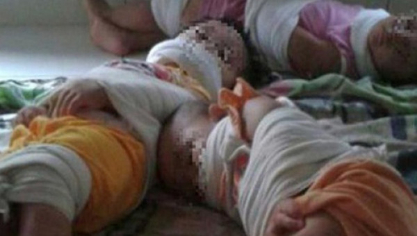 Hình ảnh 3 đứa trẻ bị trói chân tay, bịt miệng tại trường mầm non gây phẫn nộ