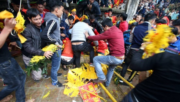 Trèo lên đầu nhau để cướp lộc ở hội Gióng