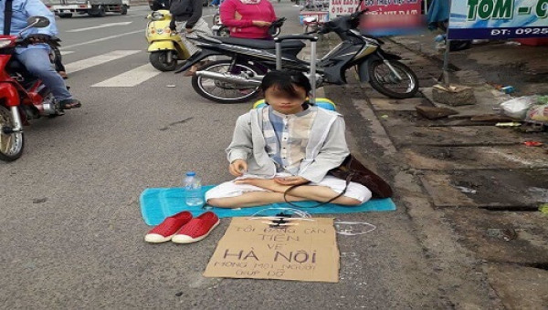 Lý do cô gái xinh Thanh Hóa ngồi trên đường Đồng Nai xin tiền về Hà Nội