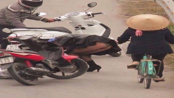 Mải mê nhặt tiền rơi, cô em sáng nhất đường quê khi lòi ra thứ kinh dị sau cú gập người định mệnh