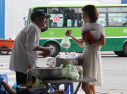 Ông lão 80 tuổi bán xôi nuôi vợ bệnh ở Sài Gòn: "Tình yêu ngày xưa bình dị lắm con ơi!"