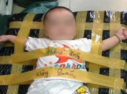 Trói chân tay em bé vào bao hàng "đem tặng", trò đùa khiến nhiều người bực tức