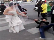 Trốn đám cưới, chú rể bị cô dâu buộc xích lôi xềnh xệch trên đường