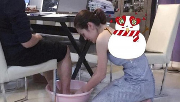 Cận ngày 8/3, bức ảnh nữ doanh nhân xinh đẹp rửa chân cho chồng "vì nghĩa" khiến dân mạng xôn xao