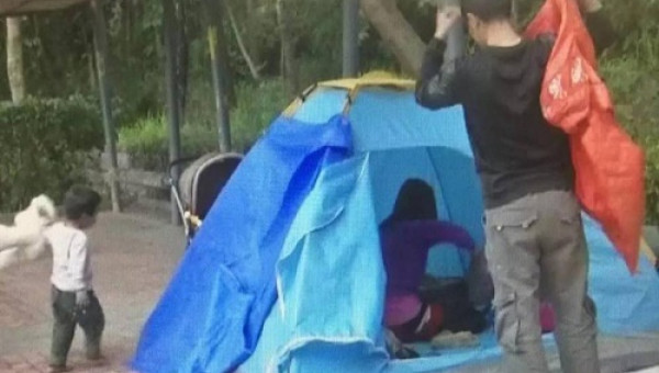 Khởi nghiệp thất bại, vợ chồng trẻ học thức cao đem con ra vỉa hè ở, quyết không xin việc